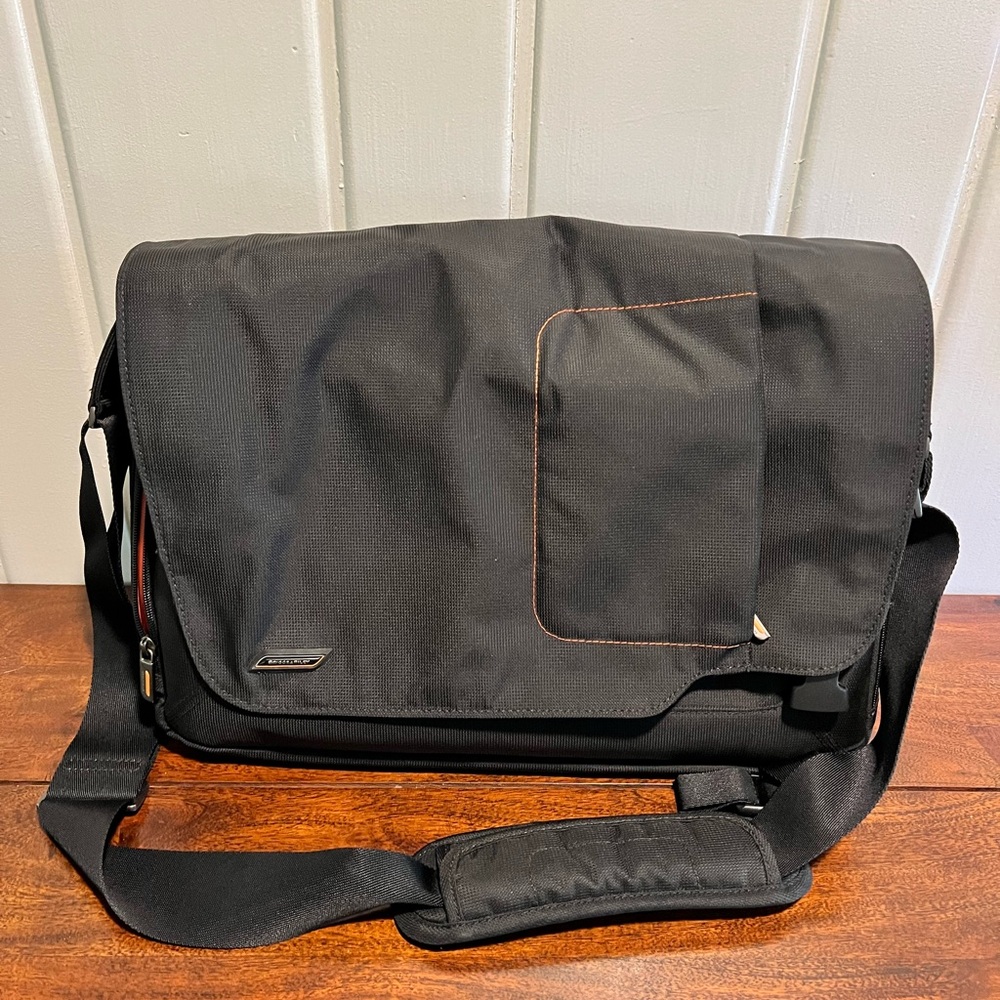 Briggs & Riley Verb Go Messenger Bag